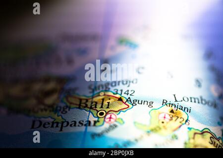 Geringe Schärfentiefe Fokus auf geographische Kartenlage des Mount Agung Rinjani in Bali Lombok Indonesien in Asien Kontinent auf Atlas Stockfoto