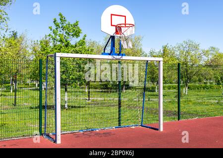 Basketball Backboard auf dem Sportplatz im Sommer sonnigen Tag Stockfoto