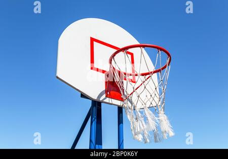 Basketball Backboard vor dem blauen Himmel Hintergrund Stockfoto