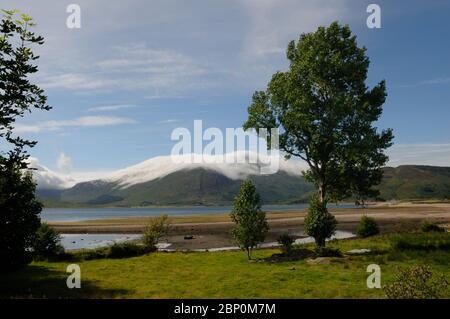 Nebelbedeckte Berge auf Skye von Glenelg aus gesehen, mit Blick auf Kyle Rhea, Ross und Cromarty, Schottland Stockfoto