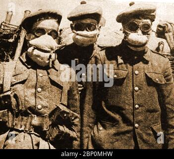 WWI - MUNITIONSANLAGEN IN GROSSBRITANNIEN. Die ersten Gasmasken des ersten Weltkriegs waren primitive Angelegenheiten in Deutschland, wurden aber zu Tausenden hergestellt Stockfoto