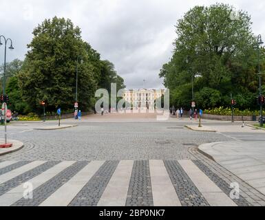 Die Straße und Fußgängerüberweg vor dem Königlichen Palast von Oslo, Norwegen. August 2019 Stockfoto