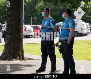 Bukarest/Rumänien - 05.17.2020: Polizeibeamte und Gendarmerie oder Militärpolizei überwachen die Demonstranten vom Piata Victoriei Platz aus Stockfoto