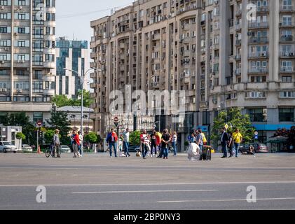 Bukarest/Rumänien - 05.17.2020: Menschen vor der rumänischen Regierung (Siegesplatz) protestieren gegen die Maßnahmen der Behörden r Stockfoto