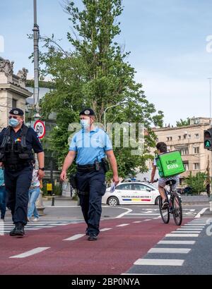 Bukarest/Rumänien - 05.17.2020: Polizeibeamte und Gendarmerie oder Militärpolizei überwachen die Demonstranten vom Piata Victoriei Platz aus Stockfoto