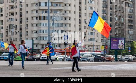 Bukarest/Rumänien - 05.17.2020: Menschen vor der rumänischen Regierung (Siegesplatz) protestieren gegen die Maßnahmen der Behörden r Stockfoto