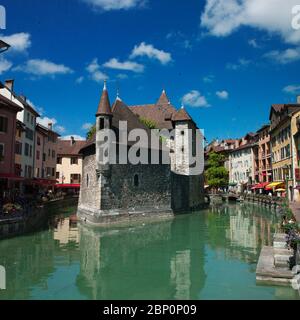 Das Palais de L’Isle aus dem 12. Jahrhundert, ein altes Gefängnis im Zentrum von Annecy in der Haute Savoie, Frankreich Stockfoto