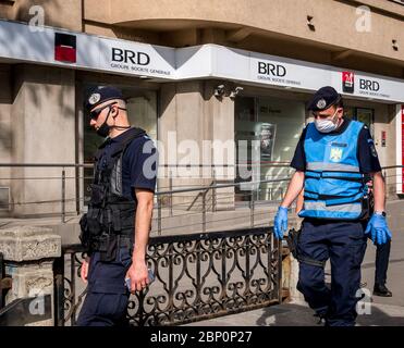 Bukarest/Rumänien - 05.17.2020: Polizeibeamte und Gendarmerie oder Militärpolizei überwachen die Demonstranten vom Piata Victoriei Platz aus Stockfoto