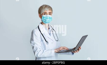 Besuch bei Therapeut Concept. Doktor hält Laptop in den Händen und schreibt Krankengeschichte Stockfoto