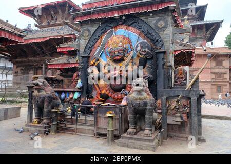 Lalitpur Nepal - Durbar Square Altar der Opfer Steinskulptur Kaal Bhairav Stockfoto