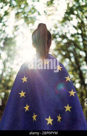 Kind Teenager Mädchen in der Natur Hintergrund eine Flagge der Europäischen Union auf ihren Schultern Stockfoto