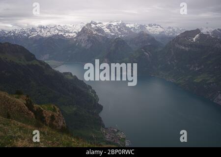 Panorama vom Gipfel des Fronalpstock mit Blick auf den Vierwaldstättersee und eine typische schweizer Landschaft mit Bergen und Seen. Stockfoto