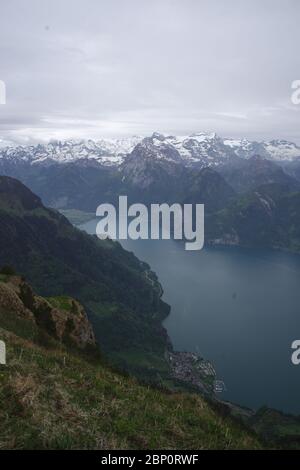 Panorama vom Gipfel des Fronalpstock mit Blick auf den Vierwaldstättersee und eine typische schweizer Landschaft mit Bergen und Seen. Stockfoto