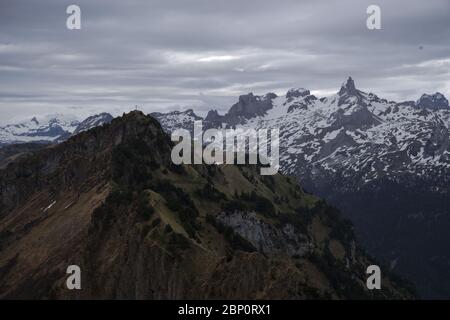 Panorama vom Gipfel des Fronalpstock mit Blick auf den Vierwaldstättersee und eine typische schweizer Landschaft mit Bergen und Seen. Stockfoto