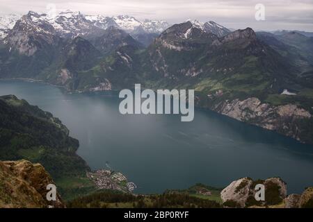 Panorama vom Gipfel des Fronalpstock mit Blick auf den Vierwaldstättersee und eine typische schweizer Landschaft mit Bergen und Seen. Stockfoto