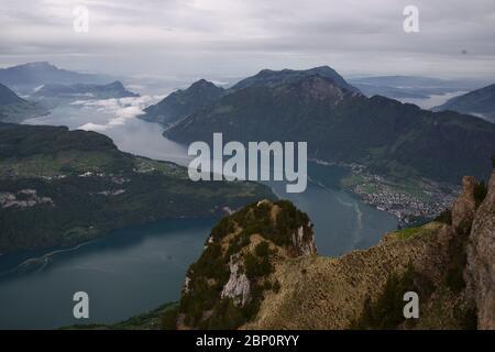 Panorama vom Gipfel des Fronalpstock mit Blick auf den Vierwaldstättersee und eine typische schweizer Landschaft mit Bergen und Seen. Stockfoto