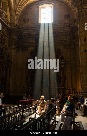 Menschen beten in den Bänken der Kirche Santa Maria , Gipuzkoa Stockfoto