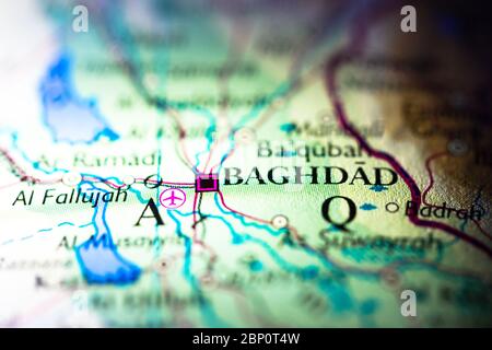 Geringe Schärfentiefe Fokus auf geografische Kartenposition von Bagdad Irak Arab Asia Continent auf Atlas Stockfoto