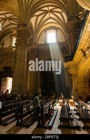 Menschen beten in den Bänken der Kirche Santa Maria , Gipuzkoa Stockfoto