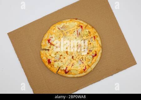 Pizza mit Huhn und Wurst isoliert auf weißem Hintergrund. Stockfoto