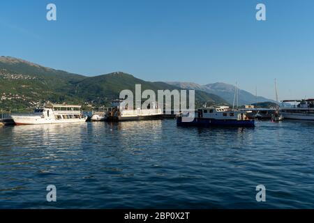 Boote in Ohrid geparkt. Dieser See ist Teil des Natur- und Kulturerbes der Region Ohrid. August 2019 Stockfoto