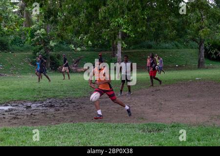 Fidschianische Männer spielen Rugby im Park in Sigatoka (Singatoka), Fidschi. Stockfoto