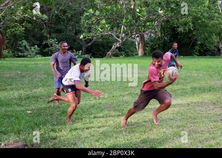 Fidschianische Männer spielen Rugby im Park in Sigatoka (Singatoka), Fidschi. Stockfoto