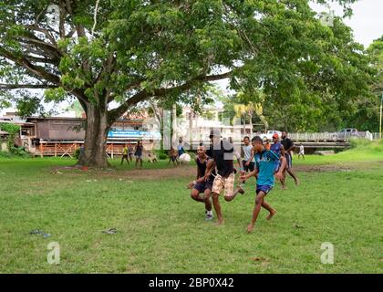 Fidschianische Männer spielen Rugby im Park in Sigatoka (Singatoka), Fidschi. Stockfoto