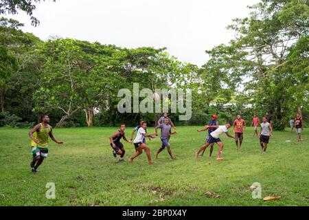 Fidschianische Männer spielen Rugby im Park in Sigatoka (Singatoka), Fidschi. Stockfoto