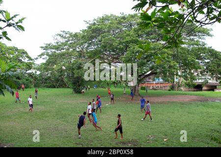 Fidschianische Männer spielen Rugby im Park in Sigatoka (Singatoka), Fidschi. Stockfoto
