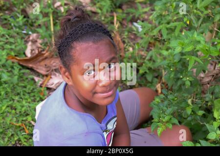 Junges Mädchen, das in die Kamera schaut,Sigatoka (Singatoka), Fidschi. Stockfoto