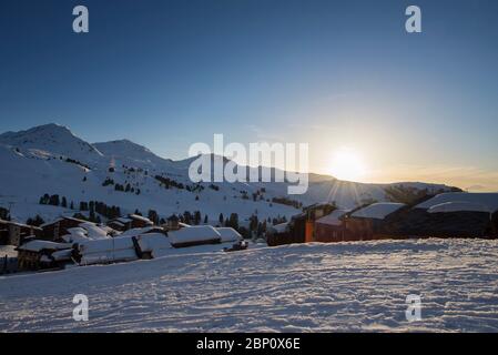 Sonnenuntergang im Skigebiet Belle Plagne in Savoie, Frankreich Stockfoto