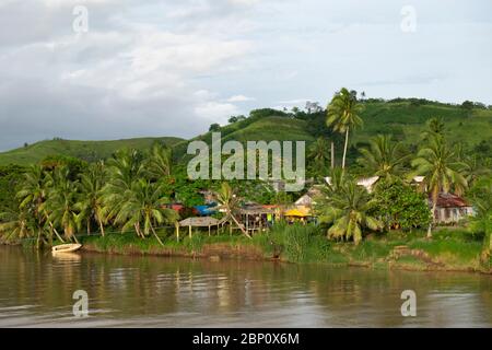 Blick über den Sigatoka River in Richtung Dorf Singatoka, Fidschi. Stockfoto