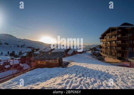 Sonnenuntergang im Skigebiet Belle Plagne in Savoie, Frankreich Stockfoto