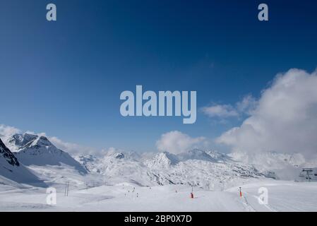 Perfekte Schneeverhältnisse im Skigebiet Belle Plagne in Savoie, Frankreich Stockfoto