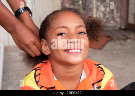 Mutter, die ihre Tochter in Sigatoka (Singatoka), Fidschi, anstellt. Stockfoto