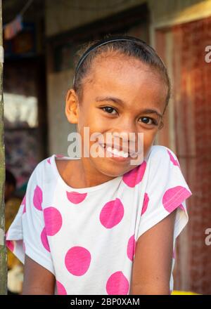 Junges Mädchen posiert für Kamera, Sigatoka (Singatoka), Fidschi. Stockfoto