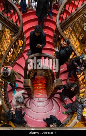 PORTO, PORTUGAL - 27. FEBRUAR 2017: Blick auf die Treppe im Buchladen Lello, dem berühmten Buchladen in Porto, Portugal Stockfoto