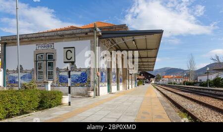 PINHAO, PORTUGAL - 26. FEBRUAR 2017: Azulejos am Bahnhof von Pinhao, Douro-Tal, in Portugal Stockfoto