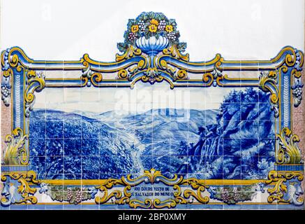 PINHAO, PORTUGAL - 26. FEBRUAR 2017: Azulejos am Bahnhof von Pinhao, Douro-Tal, in Portugal Stockfoto