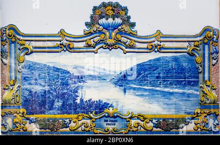 PINHAO, PORTUGAL - 26. FEBRUAR 2017: Azulejos am Bahnhof von Pinhao, Douro-Tal, in Portugal Stockfoto