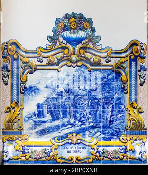 PINHAO, PORTUGAL - 26. FEBRUAR 2017: Azulejos am Bahnhof von Pinhao, Douro-Tal, in Portugal Stockfoto