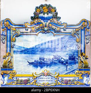 PINHAO, PORTUGAL - 26. FEBRUAR 2017: Azulejos am Bahnhof von Pinhao, Douro-Tal, in Portugal Stockfoto