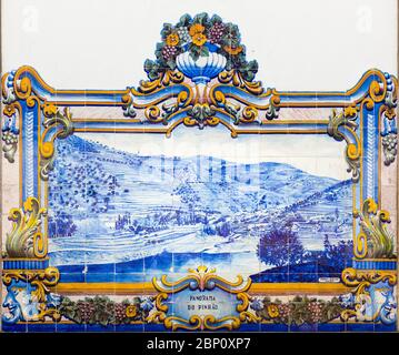 PINHAO, PORTUGAL - 26. FEBRUAR 2017: Azulejos am Bahnhof von Pinhao, Douro-Tal, in Portugal Stockfoto