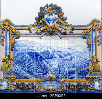 PINHAO, PORTUGAL - 26. FEBRUAR 2017: Azulejos am Bahnhof von Pinhao, Douro-Tal, in Portugal Stockfoto