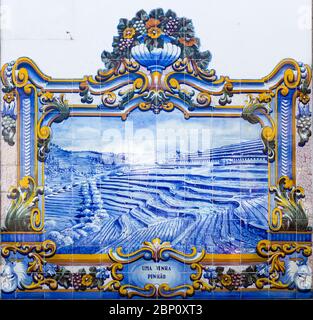 PINHAO, PORTUGAL - 26. FEBRUAR 2017: Azulejos am Bahnhof von Pinhao, Douro-Tal, in Portugal Stockfoto