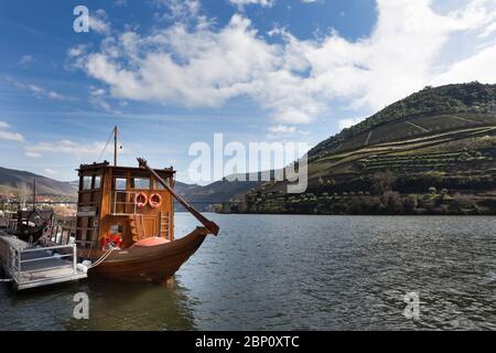 PINHAO, PORTUGAL - 26. FEBRUAR 2017: Boot im Douro Fluss und Weinberge im Douro Tal, Portugal Stockfoto