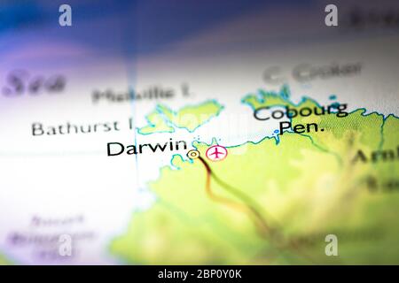 Geringe Schärfentiefe Fokus auf geografische Kartenposition der Stadt Darwin in Australien Australasia Kontinent auf Atlas Stockfoto