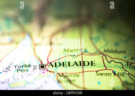 Geringe Schärfentiefe Fokus auf geografische Kartenposition von Adelaide Stadt in Australien Australasia Kontinent auf Atlas Stockfoto