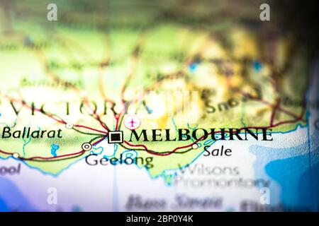 Geringe Schärfentiefe Fokus auf geografische Kartenposition der Stadt Melbourne in Australien Australasia Kontinent auf Atlas Stockfoto